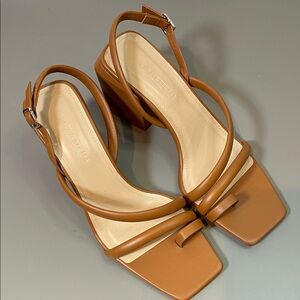 LAFAYETTE 148 BLOCK HEEL SANDAL
40